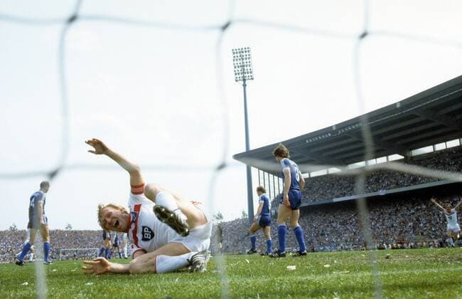 Horst Hrubesch (HSV, Mitte) bejubelt seinen Treffer zum 0:1 gegen Schalke im Parkstadion Fußball 1. BL Herren DEUTSCHSPRACHIGE SPORTZEITSCHRIFTEN UND -ZEITUNGEN NUR NACH RÜCKSPRACHE, Saison 1982 1983 Totale Parkstadion Gelsenkirchen Freude,