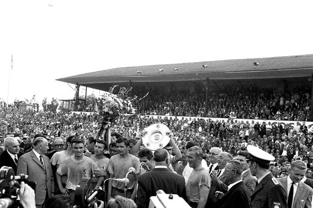 Fußball, Eintracht Braunschweig, Deutscher Meister 1967 Meisterfeier mit Niedersachsen Ministerpräsident Georg Diederichs (2.v.li.) - Eintracht Braunschweig ist Deutscher Meister 1967 Fußball 1. BL Herren 1966 1967, Totale Braunschweig Freude