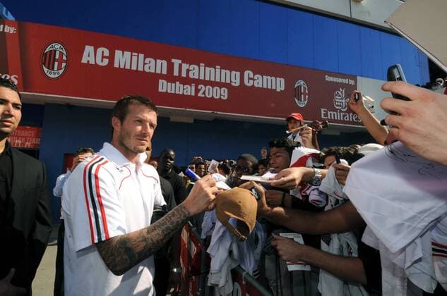 Paolo Maldini (AC Mailand) schreibt Autogramme für die Fans im Trainingslager in Dubai - Fußball Herren Serie A 2008 2009, 1. Italienische Liga, Milan, Training, Gruppe Dubai