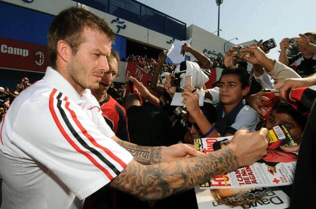 Paolo Maldini (AC Mailand) schreibt Autogramme für die Fans im Trainingslager in Dubai - Fußball Herren Serie A 2008 2009, 1. Italienische Liga, Milan, Training, Gruppe Dubai