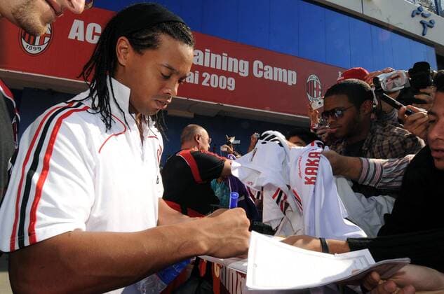Ronaldinho (AC Mailand) schreibt Autogramme für die Fans im Trainingslager in Dubai - Fußball Herren Serie A 2008 2009, 1. Italienische Liga, Milan, Training, Gruppe Dubai