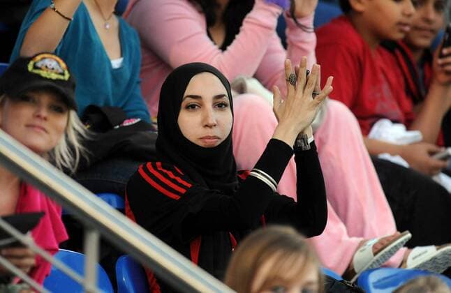 Weiblicher arabischer Fan des AC Mailand während des Trainingslagers in Dubai - Fußball Herren Serie A 2008 2009, 1. Italienische Liga, Training, Trainingslager, AC Mailand, Milan Einzelbild Dubai