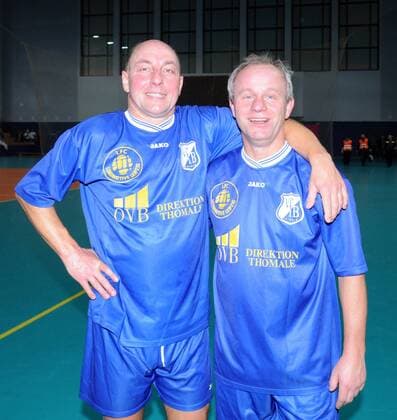 Frank Baum (li.) und Dieter Kühn (beide Traditionsmannschaft 1. FC Lokomotive Leipzig VfB Leipzig) Fußball Herren Hallenturnier für Traditionsmannschaften 2009, Halle, Indoor, Hallenfußball, Traditionsteam Gruppe Berlin Freude,