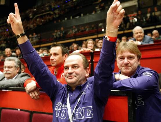 Herbert Prohaska (li.) und Andreas Ogris (beide Austria Wien Legenden) jubeln -  Fußball Herren Wiener Stadthallenturnier 2009, Halle, Indoor, Hallenfußball, Hallenturnier Gruppe Wien