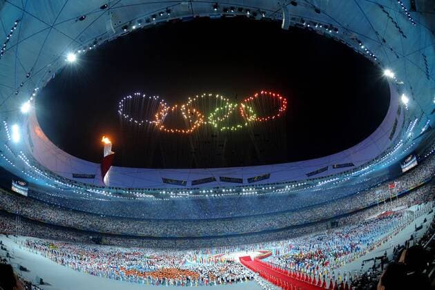Olympia, Historie, Rückblick auf die Sommerspiele 2008 in Peking Abschlussfeier der Olympischen Spiele 2008 - Feuerwerk stellt die Olympiaringe über dem National Olympic Stadium dar -  OS Sommer Herren Olympische Spiele 2008, Sommerspiele, Abschlußfeier, Feier, Zeremonie, Abschluß Totale Peking