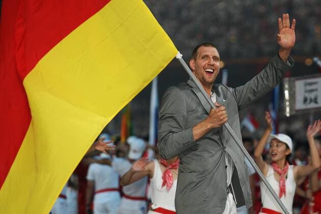 Olympia, Historie, Rückblick auf die Sommerspiele 2008 in Peking Fahnenträger Dirk Nowitzki (Deutschland) während der Eröffnung der Olympischen Spiele 2008 Basketball OS Sommer Herren Olympische Spiele 2008, Sommerspiele, Eröffnung, Eröffnungsfeier, Feier, Zeremonie Einzelbild Peking Freude,