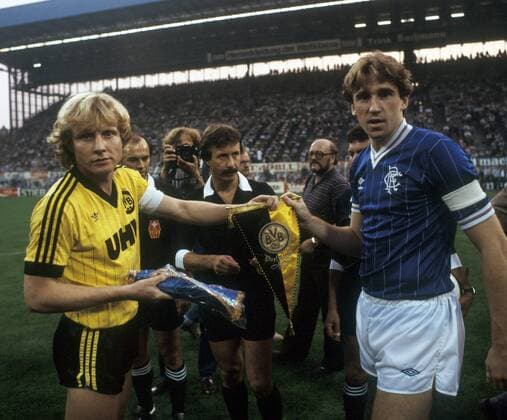 FIFA Schiedsrichter Bruno Galler (Schweiz, Mitte) mit Manfred Burgsmüller (BVB, li.) und John McClelland (Glasgow Rangers) bei der Begrüßung Fußball EC 3 Herren DEUTSCHSPRACHIGE SPORTZEITSCHRIFTEN UND -ZEITUNGEN NUR NACH RÜCKSPRACHE 1982 1983 Gruppe Dortmund