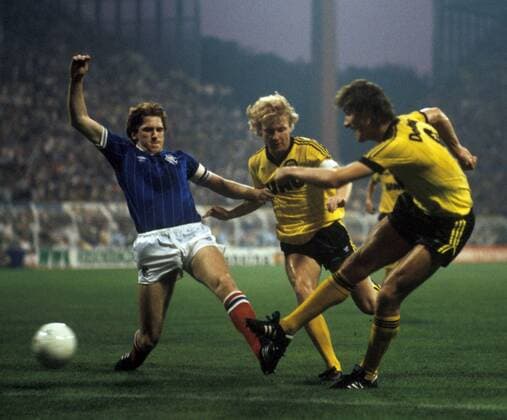 Manfred Burgsmüller (Mitte) und Bernd Klotz (beide BVB, re.) gegen John McClelland (Glasgow Rangers) Fußball EC 3 Herren DEUTSCHSPRACHIGE SPORTZEITSCHRIFTEN UND -ZEITUNGEN NUR NACH RÜCKSPRACHE 1982 1983 Gruppe Dortmund Dynamik, Kampf,