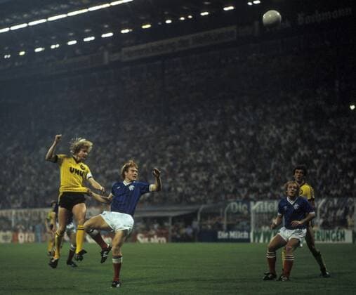Manfred Burgsmüller (li.) und Erdal Keser (beide BVB, re.) im Duell Fußball EC 3 Herren DEUTSCHSPRACHIGE SPORTZEITSCHRIFTEN UND -ZEITUNGEN NUR NACH RÜCKSPRACHE 1982 1983 Gruppe Dortmund Dynamik, Kampf,