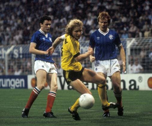 Manfred Burgsmüller (BVB, Mitte) im Duell Fußball EC 3 Herren DEUTSCHSPRACHIGE SPORTZEITSCHRIFTEN UND -ZEITUNGEN NUR NACH RÜCKSPRACHE 1982 1983 Gruppe Dortmund Dynamik,
