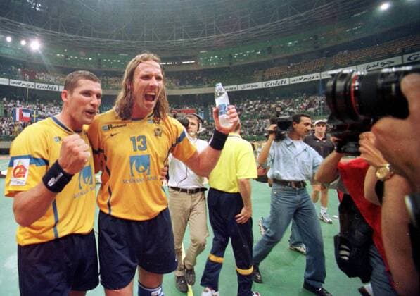 Stefan Lövgren (li.) und Staffan Olsson (beide Schweden) bejubeln den Finaleinzug Handball Länderspiel Herren WM 1999, Nationalmannschaft, Nationaltrikot Gruppe Kairo