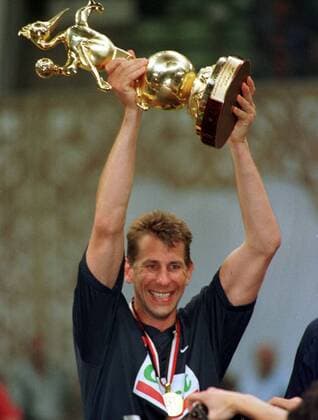 Magnus Wislander (Schweden) präsentiert den Weltmeisterpokal Handball Länderspiel Herren WM 1999, Nationalmannschaft, Einzelbild Kairo Freude,