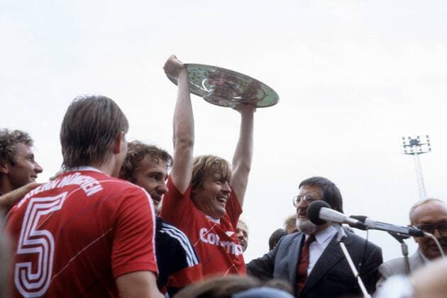 Bayern ist Deutscher Meister 1985 - Sören Lerby (Mitte) präsentiert neben Wolfgang Dremmler (3.v.li.) und Präsident Willi O. Hoffmann (re.) die Meisterschale Fußball 1. BL Herren DEUTSCHSPRACHIGE SPORTZEITSCHRIFTEN UND -ZEITUNGEN NUR NACH RÜCKSPRACHE 1984 1985 Gruppe Braunschweig Freude,