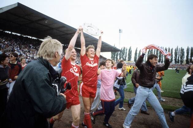 Bayern ist Deutscher Meister 1985 - Roland Wohlfarth (Mitte), Hans Pflügler (li. daneben) und Ludwig Kögl (re.) präsentieren die Meisterschale Fußball 1. BL Herren DEUTSCHSPRACHIGE SPORTZEITSCHRIFTEN UND -ZEITUNGEN NUR NACH RÜCKSPRACHE 1984 1985 Totale Braunschweig Freude,