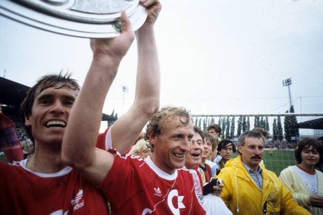 Fußball, FC Bayern München, Deutscher Meister 1985 Bayern ist Deutscher Meister 1985 - Bernd Dürnberger (Mitte) und Norbert Eder (li.) präsentieren die Meisterschale Fußball 1. BL Herren DEUTSCHSPRACHIGE SPORTZEITSCHRIFTEN UND -ZEITUNGEN NUR NACH RÜCKSPRACHE 1984 1985 Gruppe Braunschweig