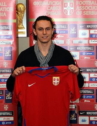 Neven Subotic (Serbien) präsentiert stolz sein Nationaltrikot -  Fußball Herren Nationalteam 2009, PK, Pressetermin Einzelbild Belgrad