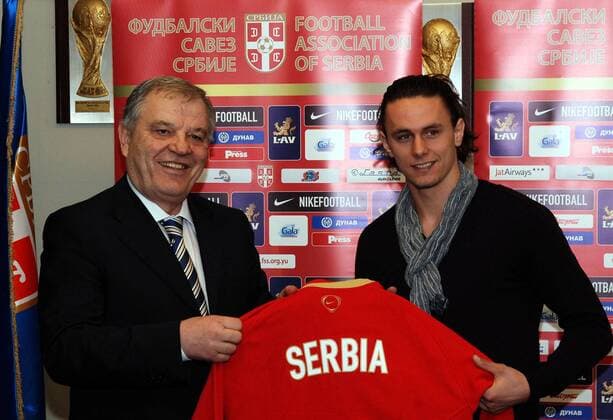FSS Präsident Tomislav Karadzic und Neven Subotic (beide Serbien) - Pressekonferenz -  Fußball Herren Nationalteam 2009, Nationaltrikot, Pressetermin Gruppe Belgrad
