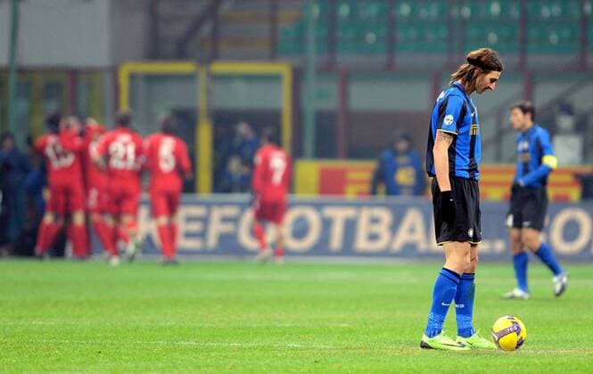 Zlatan Ibrahimovic (Inter Mailand, vorn) enttäuscht aufgrund eines Torerfolges von Cagliari -  Fußball Herren Serie A 2008 2009, 1. Italienische Liga, FC Internazionale Mailand - US Cagliari Calcio 1:1 Gruppe Mailand Enttäuschung, Begeisterung, Freude,