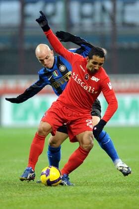 Jeda (Cagliari, vorn) gegen Esteban Cambiasso (Inter Mailand) -  Fußball Herren Serie A 2008 2009, 1. Italienische Liga, FC Internazionale Mailand - US Cagliari Calcio 1:1 Gruppe Mailand Dynamik,