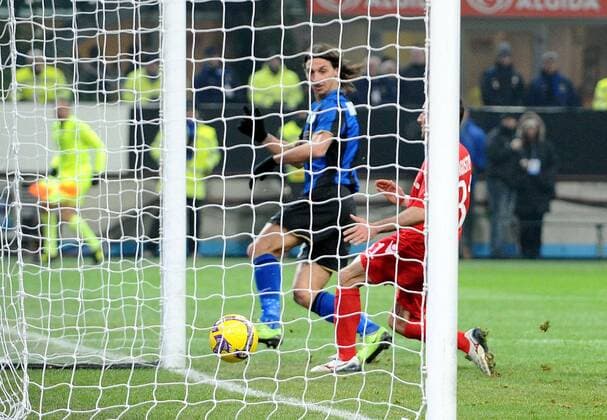 Zlatan Ibrahimovic (Inter Mailand, li.) erzielt das 1:1 gegen Cagliari -  Fußball Herren Serie A 2008 2009, 1. Italienische Liga, FC Internazionale Mailand - US Cagliari Calcio 1:1, Inter Gruppe Mailand Dynamik,