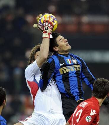 Julio Cruz (Inter Mailand, re.) gegen Torwart Federico Marchetti (Cagliari) -  Fußball Herren Serie A 2008 2009, 1. Italienische Liga, FC Internazionale Mailand - US Cagliari Calcio 1:1 Gruppe Mailand Dynamik,