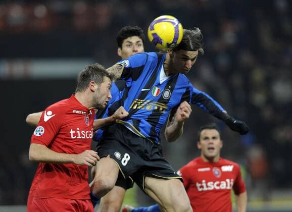 Zlatan Ibrahimovic (Inter Mailand, re.) gegen Michele Canini (Cagliari) -  Fußball Herren Serie A 2008 2009, 1. Italienische Liga, FC Internazionale Mailand - US Cagliari Calcio 1:1 Gruppe Mailand Dynamik,