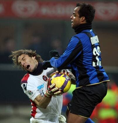 Torwart Federico Marchetti (Cagliari, li.) gegen Mancini (Inter Mailand) -  Fußball Herren Serie A 2008 2009, 1. Italienische Liga, FC Internazionale Mailand - US Cagliari Calcio 1:1 Gruppe Mailand Dynamik,