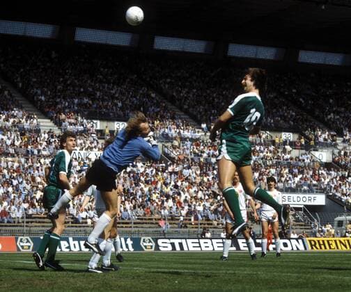 Torwart Wolfgang Kleff (Düsseldorf) gegen Uwe Reinders (re.) und Rudi Völler (beide Bremen) Fußball 1. BL Herren DEUTSCHSPRACHIGE SPORTZEITSCHRIFTEN UND -ZEITUNGEN NUR NACH RÜCKSPRACHE 1982 1983 Gruppe Düsseldorf Dynamik,
