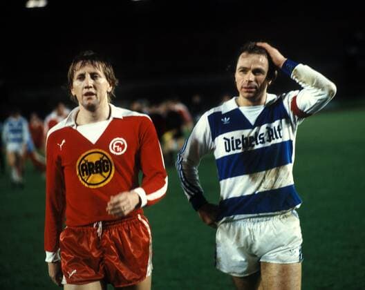 Gerd Zewe (Düsseldorf, li.) und Bernard Dietz (Duisburg) Fußball 1. BL Herren DEUTSCHSPRACHIGE SPORTZEITSCHRIFTEN UND -ZEITUNGEN NUR NACH RÜCKSPRACHE 1979 1980 Gruppe Düsseldorf