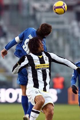 Amauri (Juventus Turin, vorn) gegen Daniele Portanova (Siena) -  Fußball Herren Serie A 2008 2009, 1. Italienische Liga, Juventus Turin - AC Siena 1:0, Juve Gruppe Turin Dynamik,