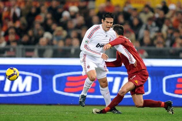 Kaka (AC Mailand, li.) gegen Marco Cassetti (AS Rom) -  Fußball Herren Serie A 2008 2009, 1. Italienische Liga, AS Rom - AC Mailand 2:2, Milan, Roma Gruppe Rom Dynamik, Kampf,