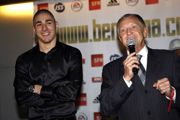 Karim Benzema (li.) und Präsident Jean Michel Aulas (beide Lyon) anlässlich der Präsentation von Benzemas neuer Internetseite -  (pan29430) Fußball Herren Ligue 1 2008 2009, 1. Französische Liga, Olympique Lyonnais, OL Gruppe Lyon
