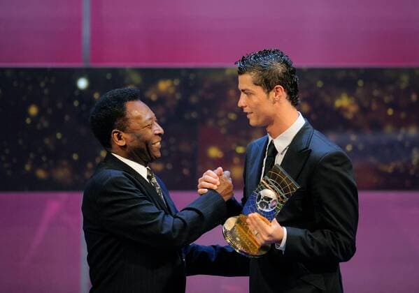 Pele (Brasilien, li.) gratuliert Cristiano Ronaldo (Portugal Manchester United) - Weltfußballer des Jahres 2008 - Fußball Herren FIFA World Player Gala 2009, Wahl zum Weltfußballer des Jahres 2008, Preisverleihung, Ehrung, Gruppe ManU Zürich Harmonie, Freude,