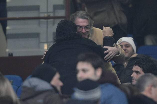 Präsident Massimo Moratti (Inter Mailand, re.) begrüßt Nationaltrainer Diego Armando Maradona (Argentinien) auf der Tribüne -  Fußball Herren Coppa Italia 2008 2009, Italienischer Pokal, Pokalspiel, FC Internazionale Mailand Gruppe Mailand