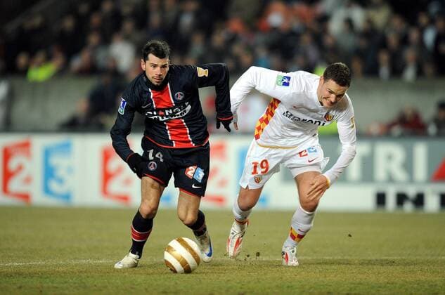 Mateja Kezman (Paris St. Germain, li.) gegen Romain Sartre (Lens) -  (pan29450) Fußball Herren Coupe de la Ligue 2008 2009, Ligapokal, Pokal, Pokalspiel, Paris Saint Germain - Racing Club de Lens Gruppe RC PSG Paris Dynamik,