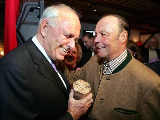 Toni Sailer (re.) gratuliert Michael Kuhn (beide Österreich), Präsident Sports Media Austria, zu dessen 70. Geburtstag -  Alpiner Skilauf Herren Michael Kuhns 70. Geburtstag 2007, Ski Alpin, Skisport, Geburtstagsfeier, Feier Gruppe Wien