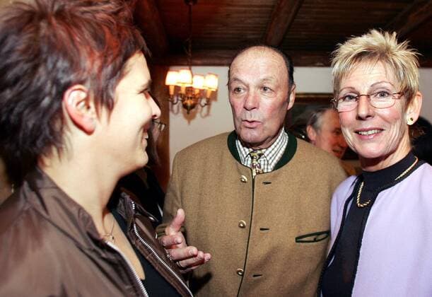 Toni Sailer mit Beatrix Schuba (re.) und Michaela Dorfmeister (alle Österreich) anlässlich Michael Kuhns 70. Geburtstag -  Alpiner Skilauf Herren Michael Kuhns 70. Geburtstag 2007, Ski Alpin, Skisport, Geburtstagsfeier, Feier Gruppe Wien