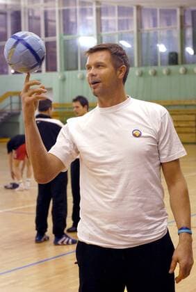 Nationaltrainer Bogdan Wenta (Polen) jongliert den Ball -  (EN00130322010) Handball Länderspiel Herren Nationalteam 2006, Vdig Einzelbild Warschau