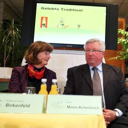 Professor Dr. Daniela Birkenfeld, Frankfurter Stadträtin und Sportdezernentin und Veranstalter Bernd Moos Achenbach (beide Deutschland) - Pressekonferenz Radsport Herren Vorschau Eschborn Frankfurt City Loop 2009, Pressekonferenz, Pressetermin, Straßenradsport, Straße Gruppe o0 (Rund um den Henninger Turm) Sulzbach
