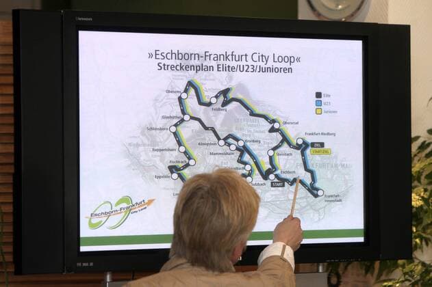 Streckenplan des Eschborn Frankfurt City Loops 2009 wird am Rande einer Pressekonferenz erläutert Radsport Herren Vorschau Eschborn Frankfurt City Loop 2009, Pressekonferenz, Pressetermin, Straßenradsport, Straße Einzelbild o0 (Rund um den Henninger Turm) Sulzbach