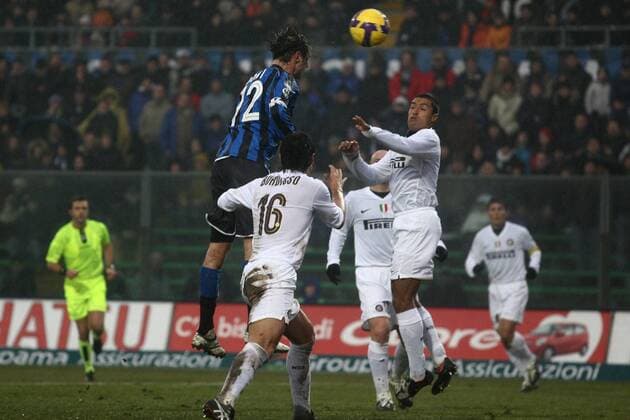 Cristiano Doni (Bergamo, li., o.) erzielt ein Tor -  Fußball Herren Serie A 2008 2009, 1. Italienische Liga, Atalanta Bergamo - FC Internazionale Mailand 3:1, Inter Gruppe Bergamo Dynamik,