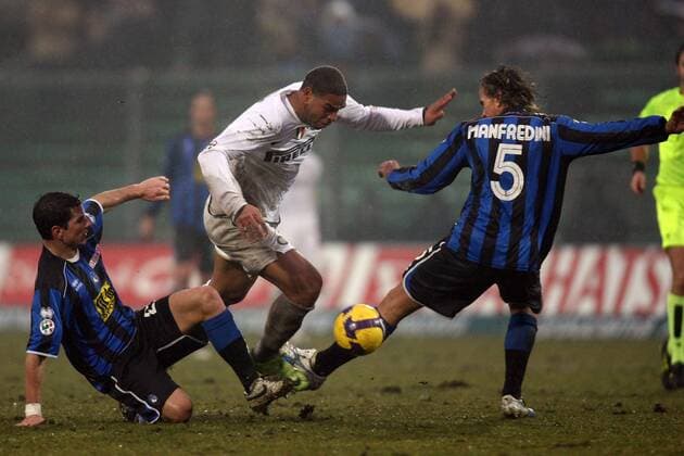 Adriano (Inter Mailand, Mitte) gegen Simone Padoin (li.) und Thomas Manfredini (beide Bergamo) -  Fußball Herren Serie A 2008 2009, 1. Italienische Liga, Atalanta Bergamo - FC Internazionale Mailand 3:1 Gruppe Bergamo Dynamik,