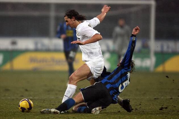 Zlatan Ibrahimovic (Inter Mailand, li.) gegen Thomas Manfredini (Bergamo) -  Fußball Herren Serie A 2008 2009, 1. Italienische Liga, Atalanta Bergamo - FC Internazionale Mailand 3:1 Gruppe Bergamo Dynamik,