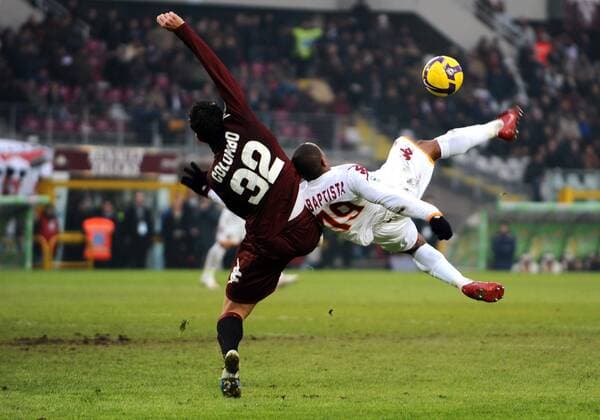 Julio Baptista (AS Rom, re.) erzielt per Fallrückzieher das 0:1 gegen Riccardo Colombo (FC Turin) -  Fußball Herren Serie A 2008 2009, 1. Italienische Liga, Torino FC - AS Rom 0:1, Roma Gruppe Turin Dynamik,