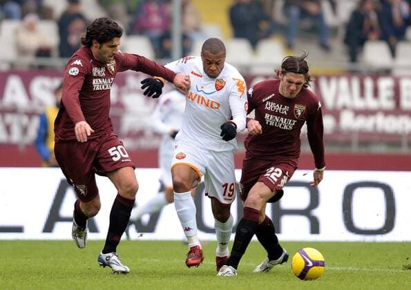 Julio Baptista (AS Rom, Mitte) gegen Francesco Pratali (li.) und Marco Di Loreto (beide FC Turin) -  Fußball Herren Serie A 2008 2009, 1. Italienische Liga, Torino FC - AS Rom 0:1, Roma Gruppe Turin Dynamik, ,