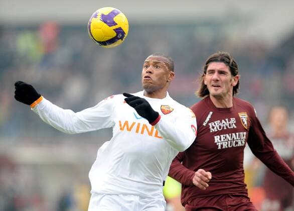 Julio Baptista (AS Rom, li.) gegen Marco Di Loreto (FC Turin) -  Fußball Herren Serie A 2008 2009, 1. Italienische Liga, Torino FC - AS Rom 0:1, Roma Gruppe Turin Dynamik,