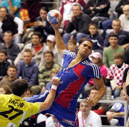 Daniel Narcisse (Frankreich, re.) im Duell -  Handball WM Herren WM 2009, Nationalteam, Nationaltrikot, Länderspiel, Frankreich - Rumänien 31:21 Gruppe Osijek Dynamik,