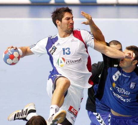 Nikola Karabatic (Frankreich, li.) gegen Pablo Portela (Argentinien) -  Handball WM Herren WM 2009, Länderspiel, Nationalmannschaft, Nationaltrikot, Argentinien - Frankreich 26:33 Gruppe Osijek Dynamik,