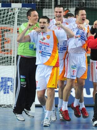 Schlußjubel Mazedonien, v.li.: Torwart Borko Ristovski, Kiril Lazarov, Filip Lazarov und Vladimir Temelkov Handball Länderspiel Herren WM 2009, Nationalteam, Nationaltrikot, Mazedonien - Polen 30:29 Gruppe Varazdin Begeisterung, Freude,