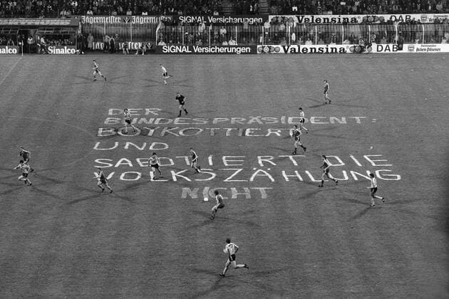Im Zuge der Proteste gegen die Volkszählung wurde auf dem Rasen des Westfalenstadions der Spruch -Boykottiert und sabotiert die Volkszählung- gemalt; BVB Platzwarte machten daraus: Der Bundespräsident boykottiert und sabotiert die Volkszählung nicht! Fußball 1. BL Herren Saison 1986 1987, Borussia Dortmund - Hamburger SV 4:3, HSV, Hamburg Totale Dortmund Komik,
